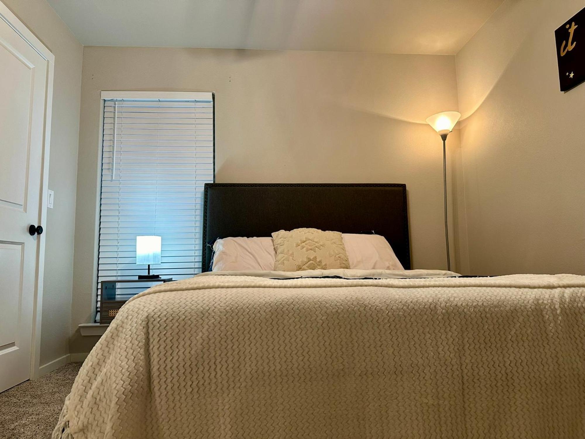 לובוק 3Bed/2Bath Cozy Spacious Place מראה חיצוני תמונה