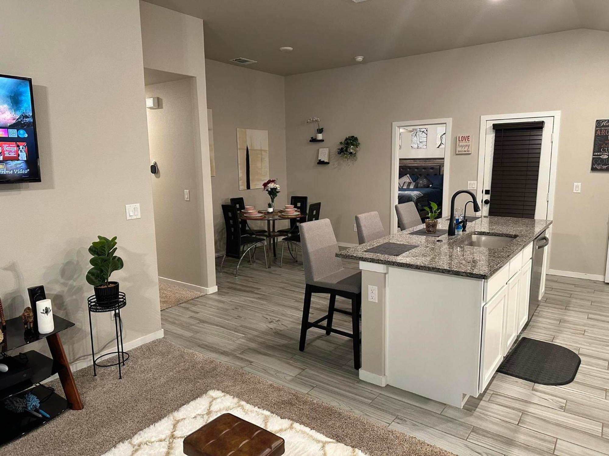 לובוק 3Bed/2Bath Cozy Spacious Place מראה חיצוני תמונה